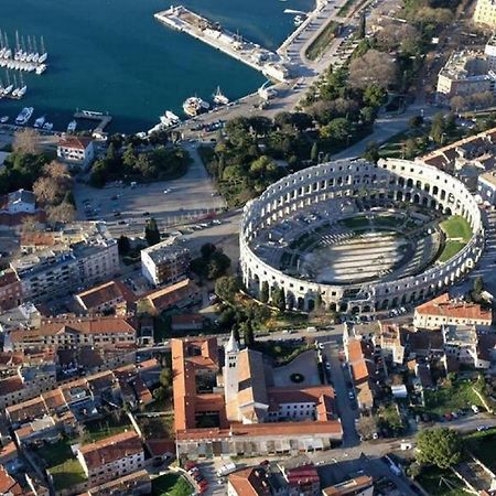 Appartement In Pula Mit Terrasse, Garten Und Grill Štinjan Exterior foto