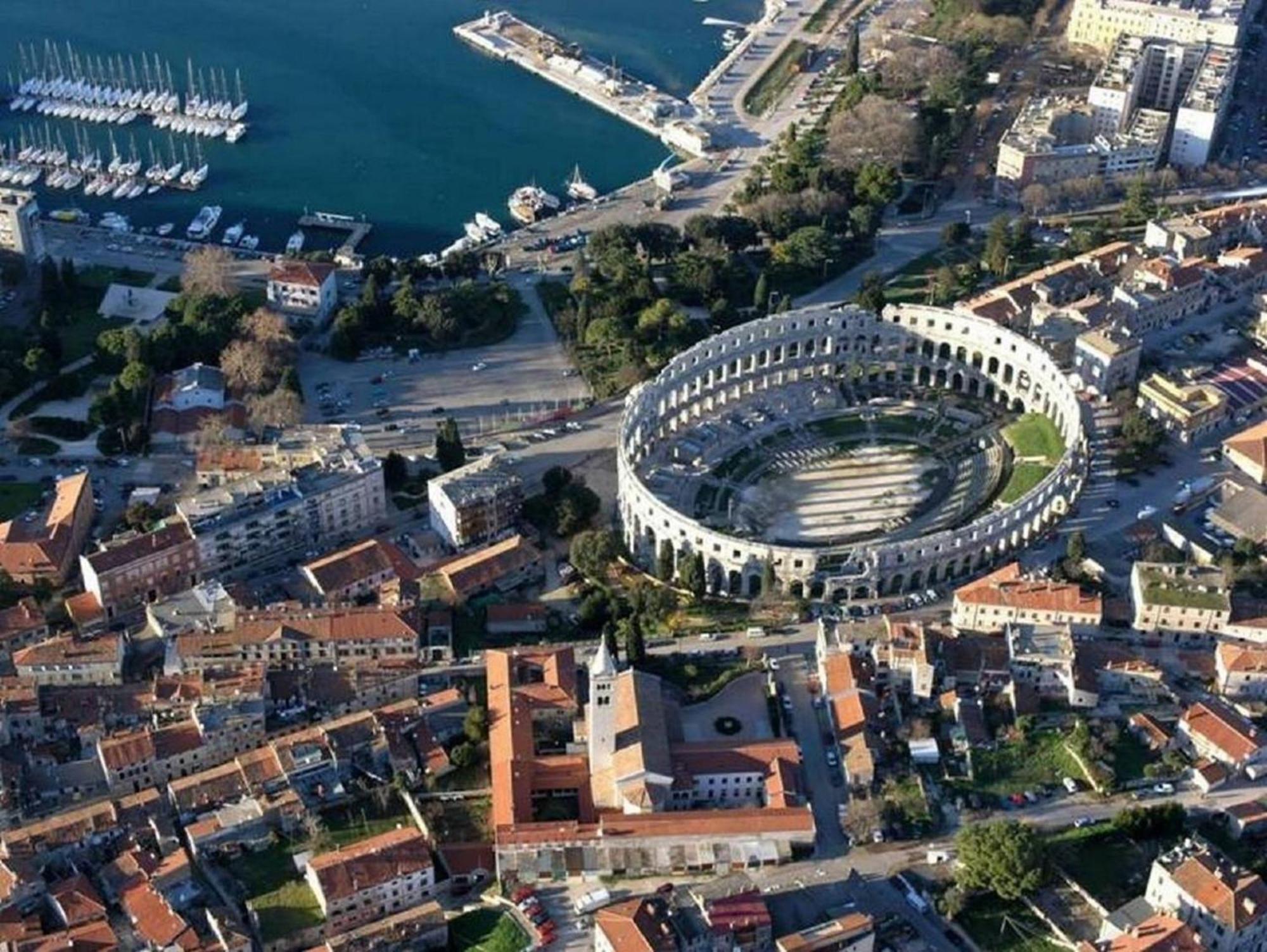 Appartement In Pula Mit Terrasse, Garten Und Grill Štinjan Exterior foto